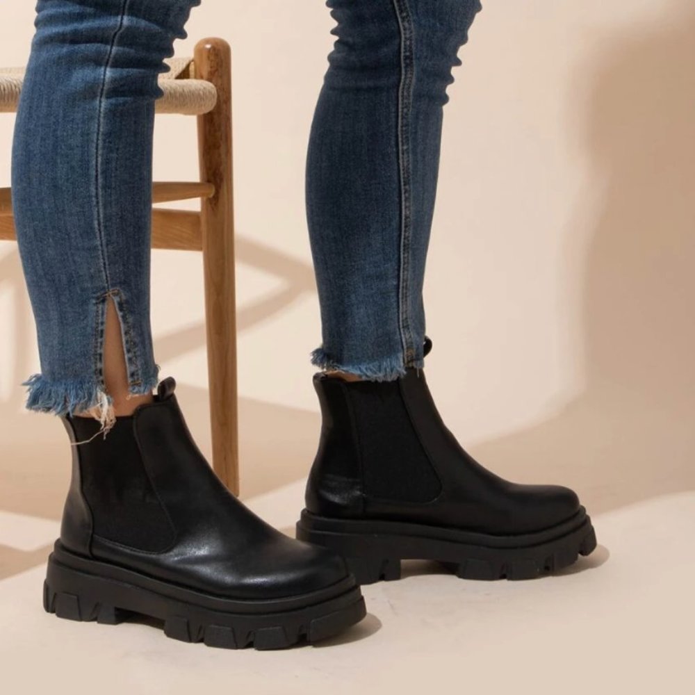 NWT Black Slip On Chunky Heeled Chelsea Boots